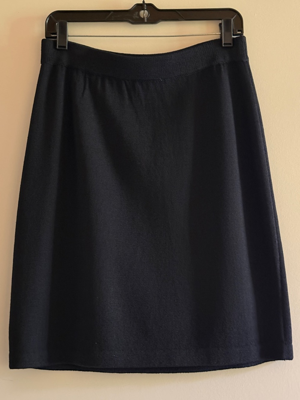 St. John Basic Black Santana Knit Pull On Knee Length Pencil Skirt Sz. 8